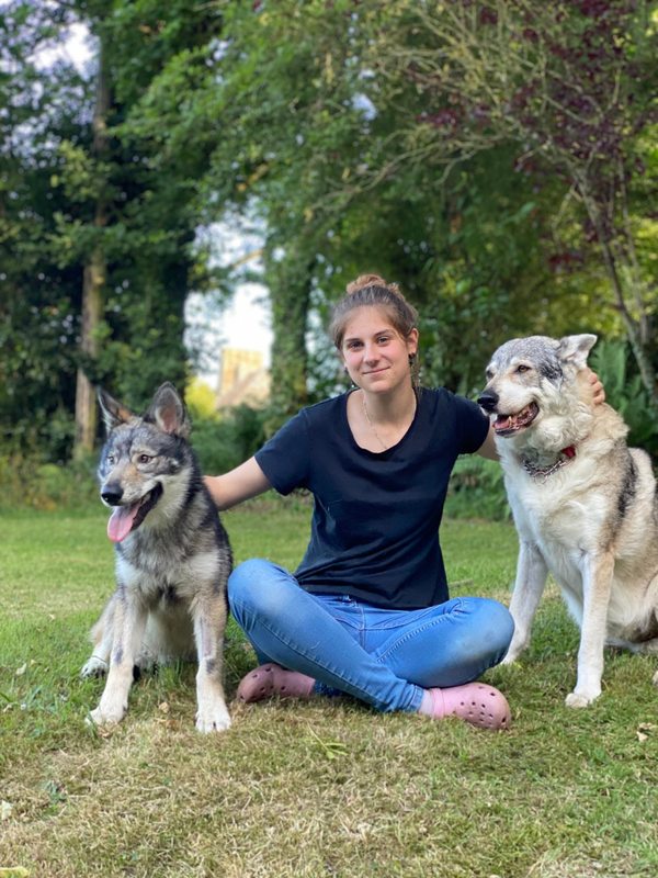 Roxane, éleveuse Wolfpack, avec Tara et Winoha